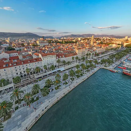 First Vestibul Apartman *